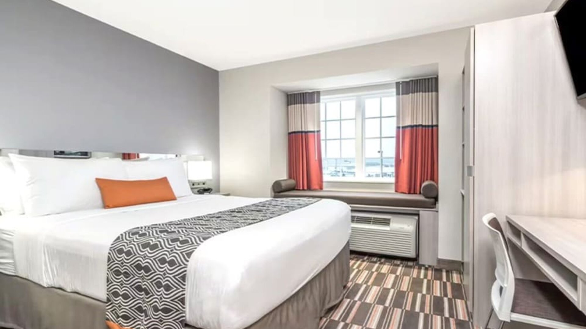 Day room with natural light at Coratel Inn & Suites By Jasper Rochester.