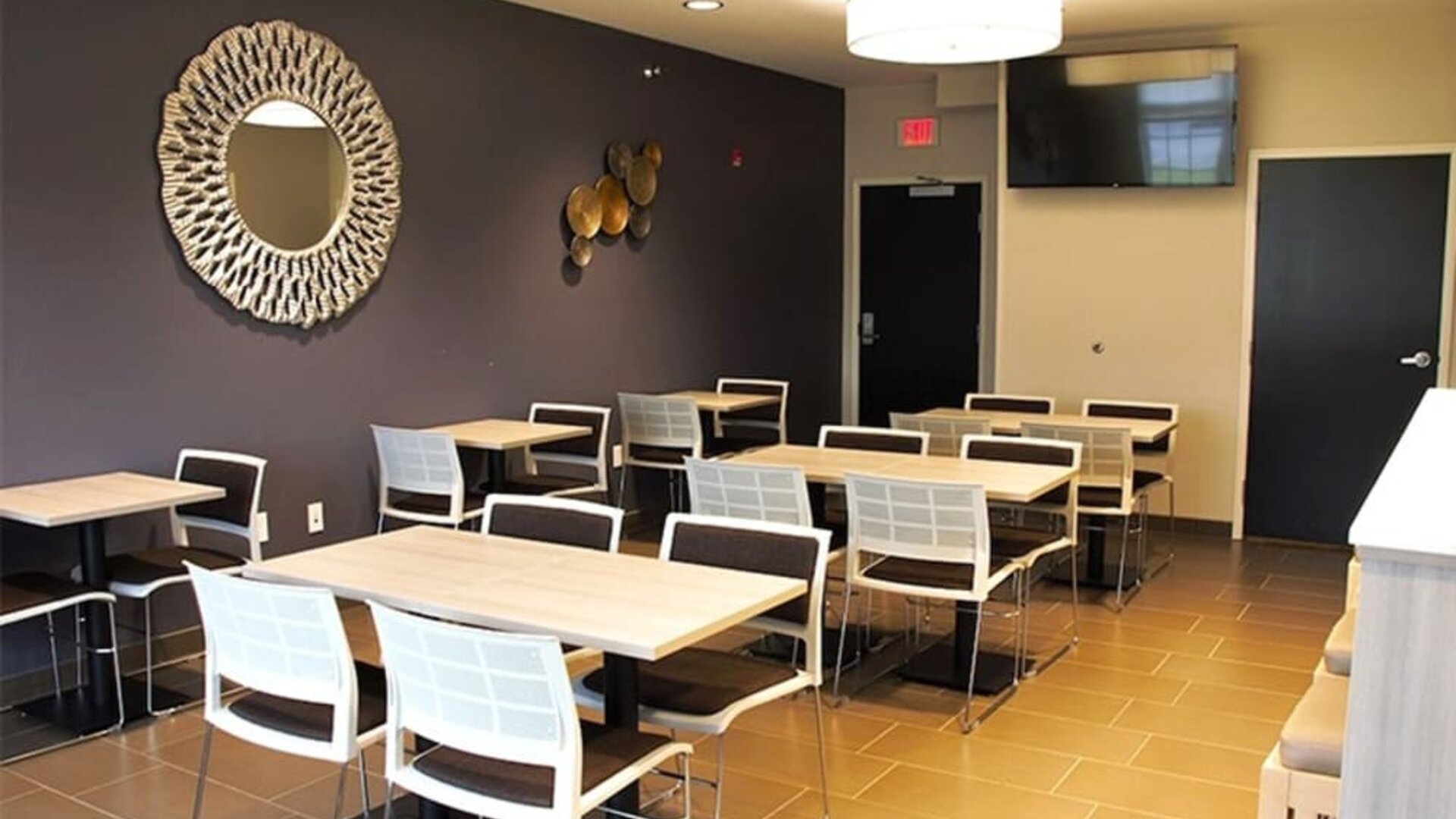 Professional meeting room at Coratel Inn & Suites By Jasper Rochester.