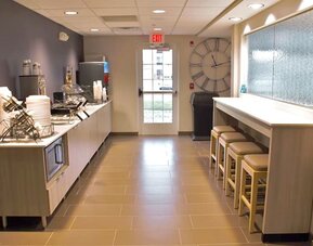 Dining area at Coratel Inn & Suites By Jasper Rochester.
