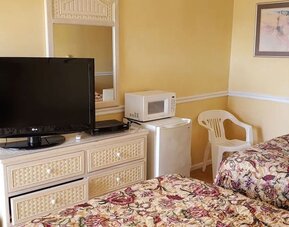 Day room with TV at Bay Breeze Motel.
