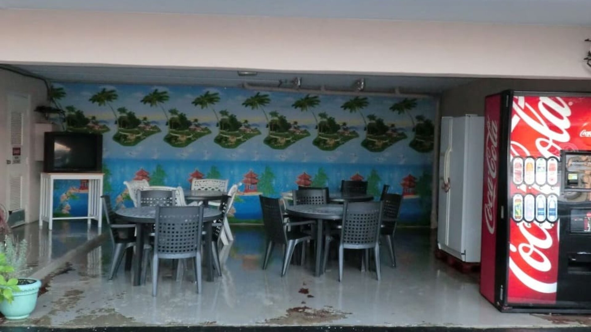 Snack bar and eating area at Bay Breeze Motel.