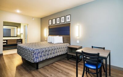 Romantic king room at Palace Inn Blue Laura Koppe Rd.