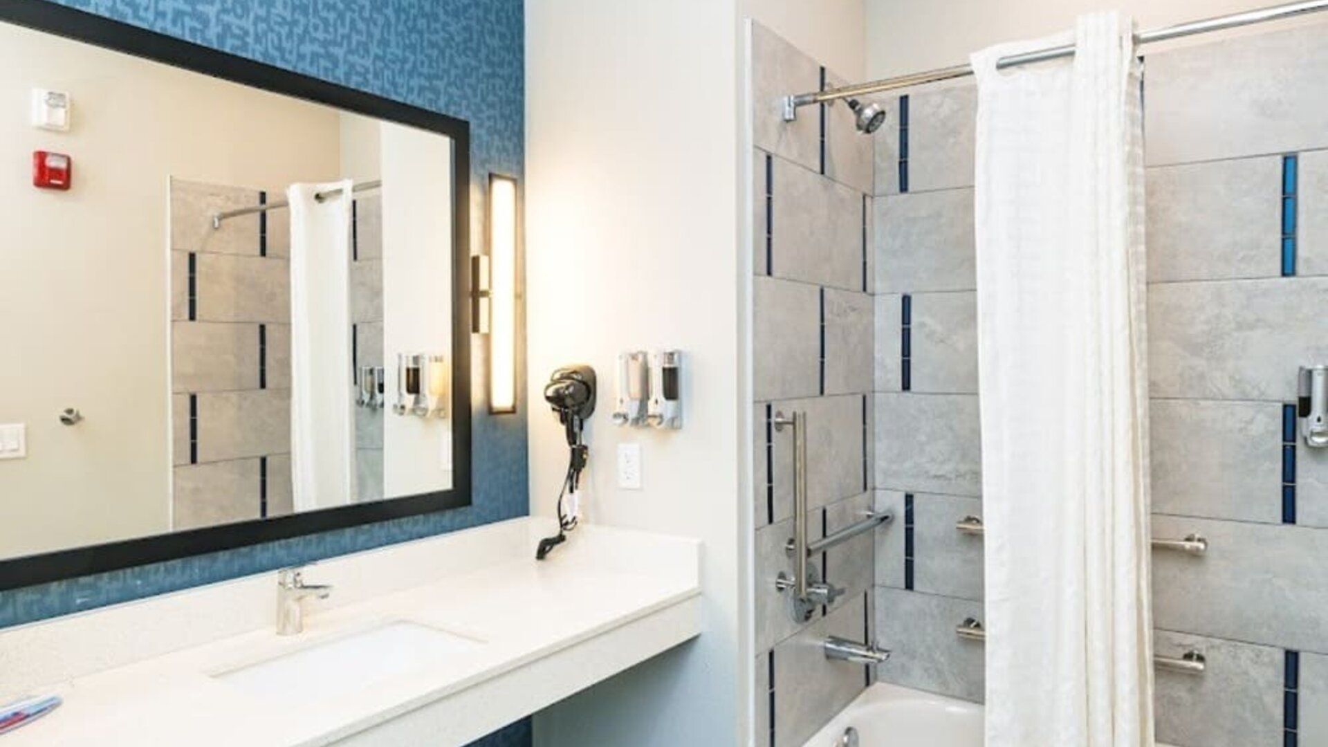 Private bathroom with tub at Palace Inn Blue Laura Koppe Rd.