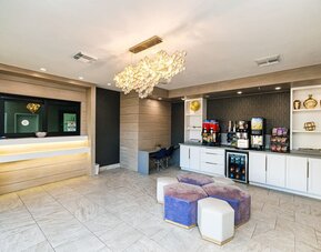 Lobby and lounge area at Palace Inn Blue IAH East.