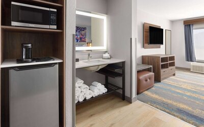 La Quinta Inn & Suites by Wyndham Memphis I-240
