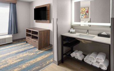 La Quinta Inn & Suites by Wyndham Memphis I-240