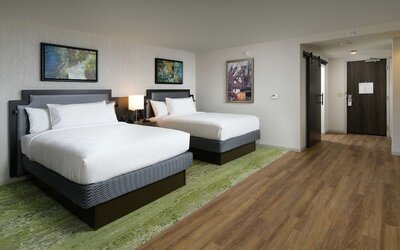 Deluxe Room, 2 Queen Beds, Accessible, Bathtub