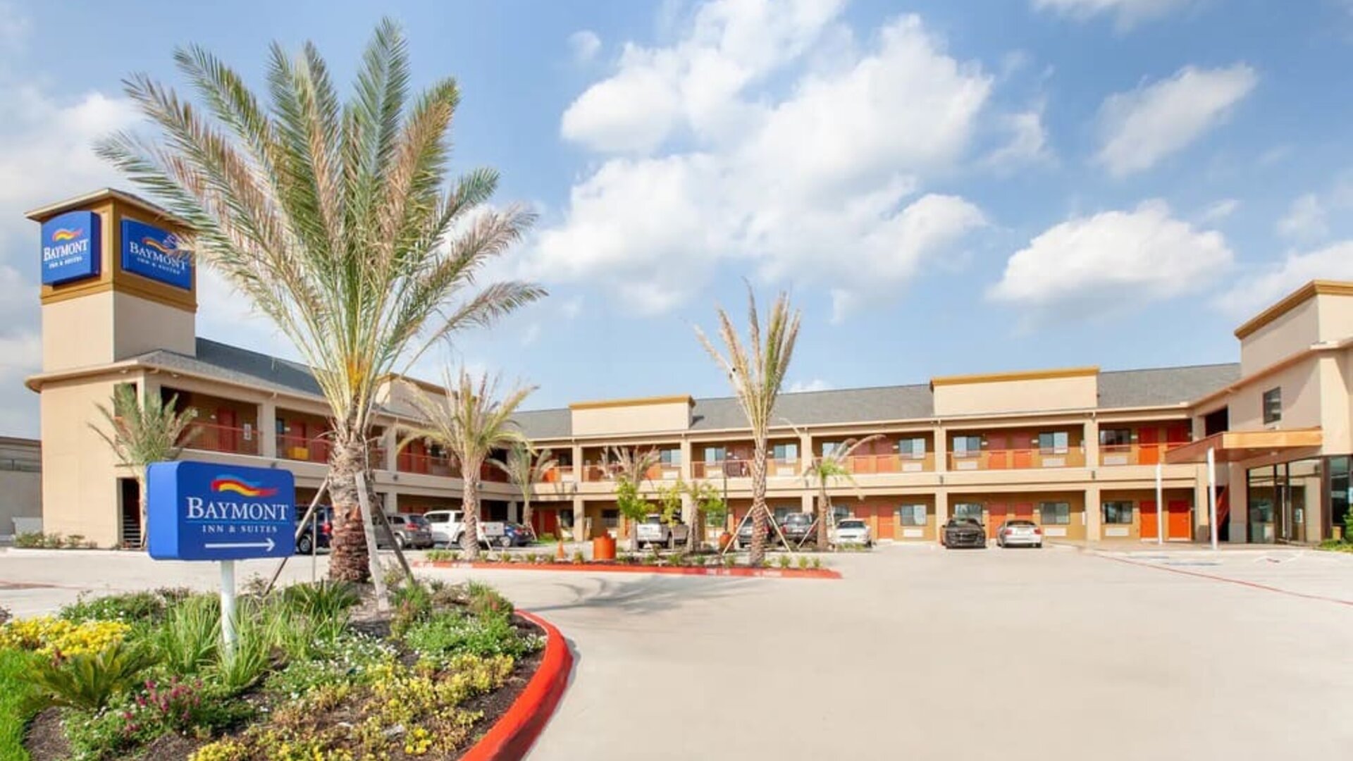 Property exterior at Baymont By Wyndham Houston Hobby Airport.