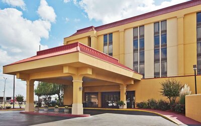 La Quinta Inn & Suites by Wyndham Memphis Airport Graceland
