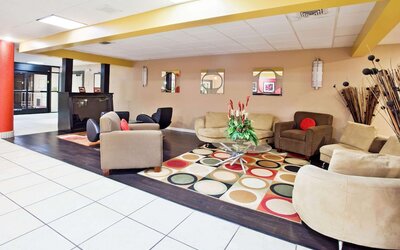 La Quinta Inn & Suites by Wyndham Memphis Airport Graceland