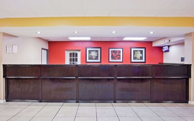 La Quinta Inn & Suites by Wyndham Memphis Airport Graceland