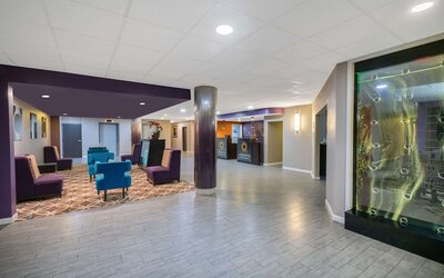 La Quinta Inn & Suites by Wyndham Memphis Airport Graceland