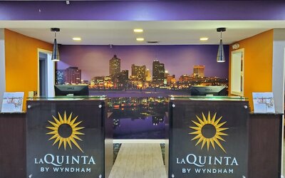 La Quinta Inn & Suites by Wyndham Memphis Airport Graceland