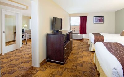 La Quinta Inn & Suites by Wyndham Memphis Airport Graceland