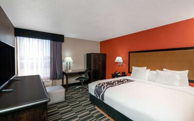 La Quinta Inn & Suites by Wyndham Memphis Airport Graceland
