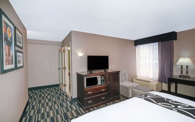 La Quinta Inn & Suites by Wyndham Memphis Airport Graceland