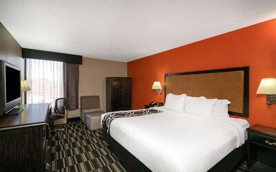 La Quinta Inn & Suites by Wyndham Memphis Airport Graceland