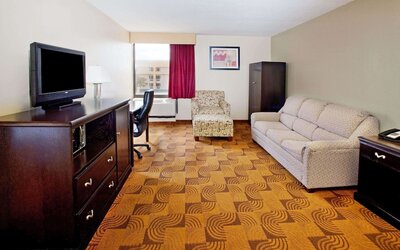 La Quinta Inn & Suites by Wyndham Memphis Airport Graceland