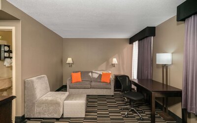La Quinta Inn & Suites by Wyndham Memphis Airport Graceland