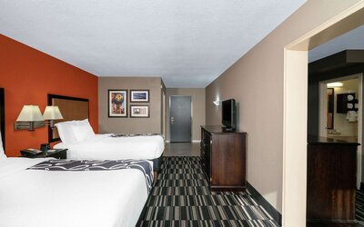 La Quinta Inn & Suites by Wyndham Memphis Airport Graceland