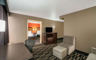 La Quinta Inn & Suites by Wyndham Memphis Airport Graceland