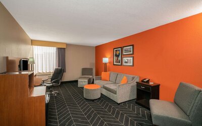 La Quinta Inn & Suites by Wyndham Memphis Airport Graceland