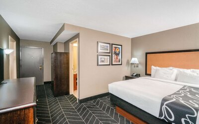 La Quinta Inn & Suites by Wyndham Memphis Airport Graceland
