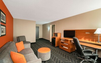 La Quinta Inn & Suites by Wyndham Memphis Airport Graceland