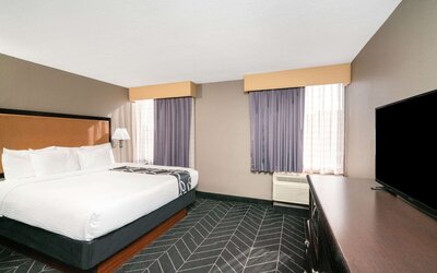 La Quinta Inn & Suites by Wyndham Memphis Airport Graceland