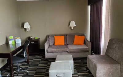 La Quinta Inn & Suites by Wyndham Memphis Airport Graceland