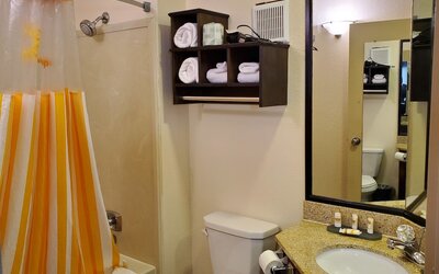 La Quinta Inn & Suites by Wyndham Memphis Airport Graceland