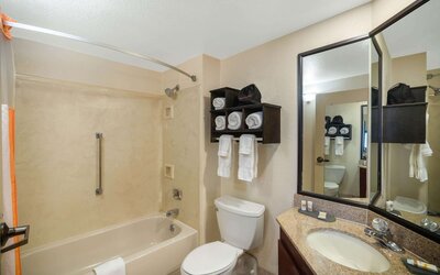 La Quinta Inn & Suites by Wyndham Memphis Airport Graceland