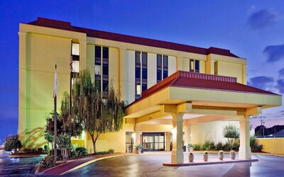 La Quinta Inn & Suites by Wyndham Memphis Airport Graceland