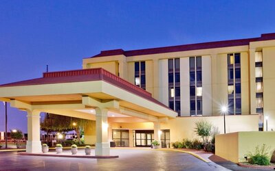 La Quinta Inn & Suites by Wyndham Memphis Airport Graceland