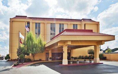 La Quinta Inn & Suites by Wyndham Memphis Airport Graceland