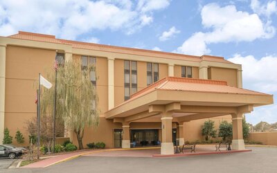 La Quinta Inn & Suites by Wyndham Memphis Airport Graceland