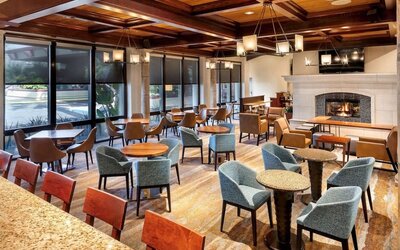 Bar and lounge area at DoubleTree By Hilton Ontario Airport.
