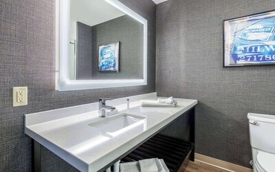 Cambria Hotel Milwaukee Downtown