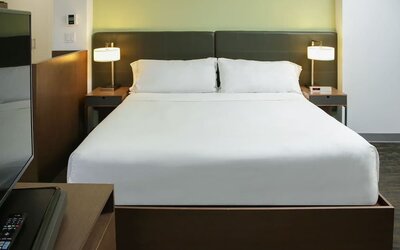 Romantic king room at Element Miami Doral.