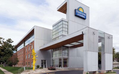 Days Inn & Suites by Wyndham Milwaukee
