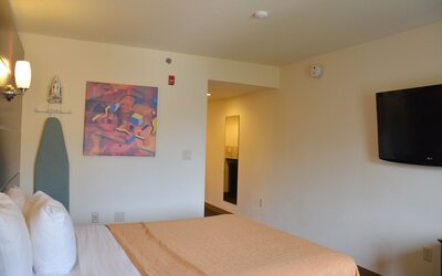 Days Inn & Suites by Wyndham Milwaukee