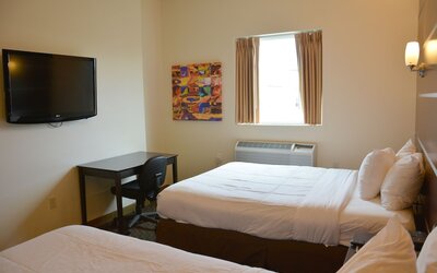 Days Inn & Suites by Wyndham Milwaukee