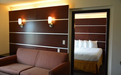 Days Inn & Suites by Wyndham Milwaukee