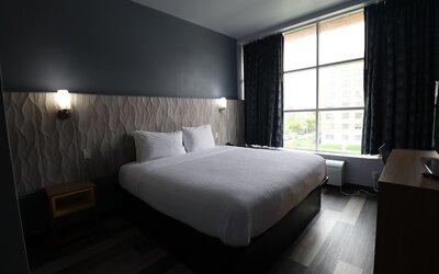 Days Inn & Suites by Wyndham Milwaukee