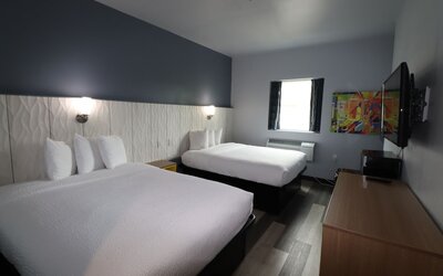 Days Inn & Suites by Wyndham Milwaukee