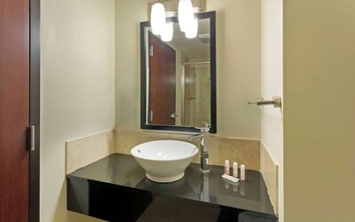 Days Inn & Suites by Wyndham Milwaukee