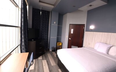 Days Inn & Suites by Wyndham Milwaukee