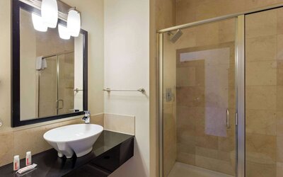 Days Inn & Suites by Wyndham Milwaukee