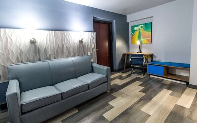 Days Inn & Suites by Wyndham Milwaukee