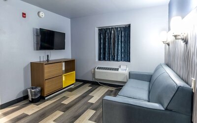 Days Inn & Suites by Wyndham Milwaukee